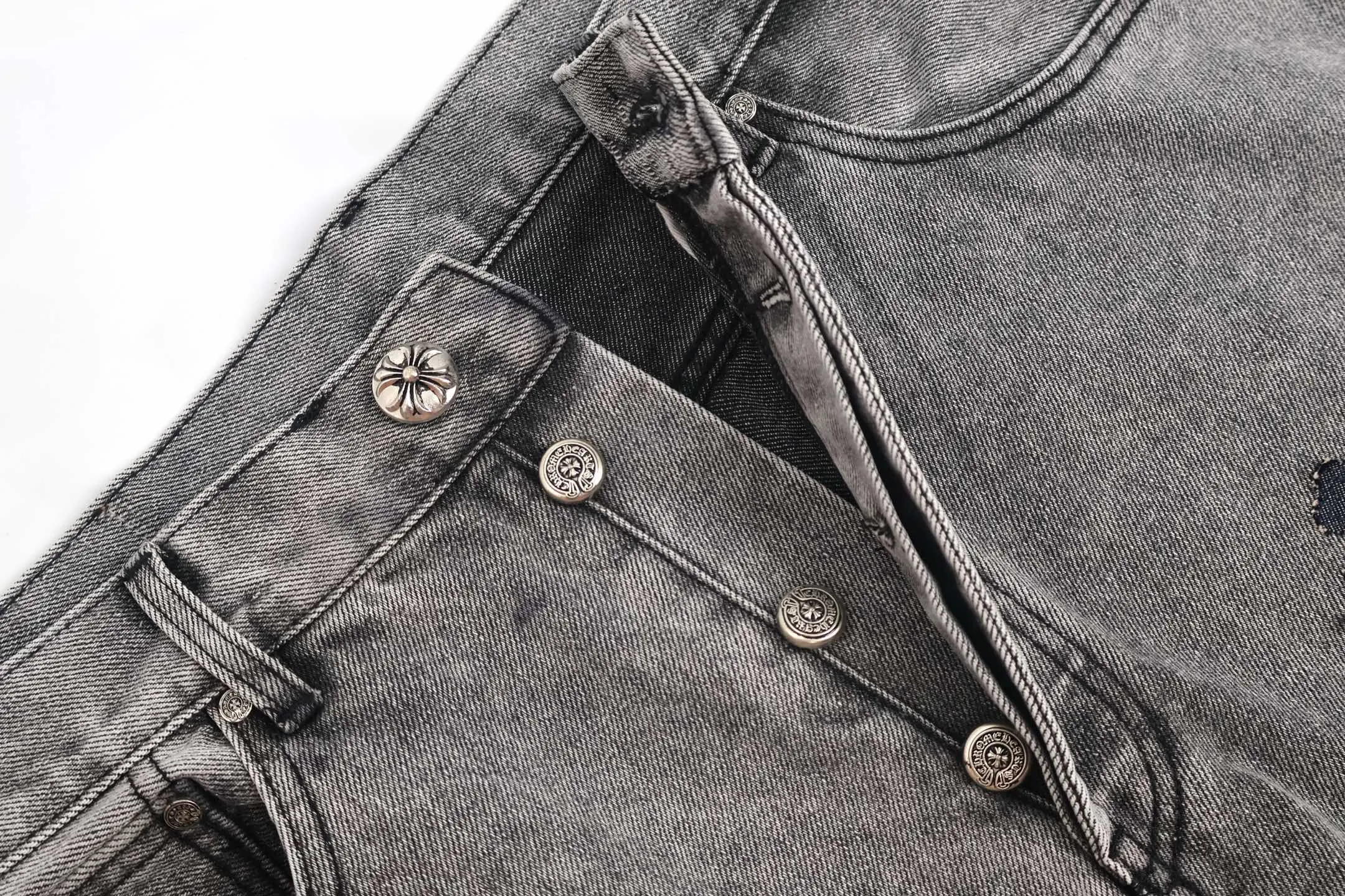 🅿️800 [Exclusive supply] CH Crow Heart Cow King jeans (grey), using genuine levis502 as the base plate, purchased the original version at 5W, heavily washed, frayed and distressed, customized cowhide cross, dyed and fixed to prevent color fading. Fully right-angle fit hand embroidery thread, a total of 5 small silver nails on the whole body, 1 silver medal, 5 Cross Scout flower buttons. The silver content is 85%. It is not made of 925 silver because the silver content is too high and it will easily turn black and oxidize, which affects the appearance. The printing adopts the garment screen water slurry printing process. Size:32/34/36/38